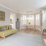 Charmingly Unique And Recently Refurbished Watchman\'S Lodge In Camden Town