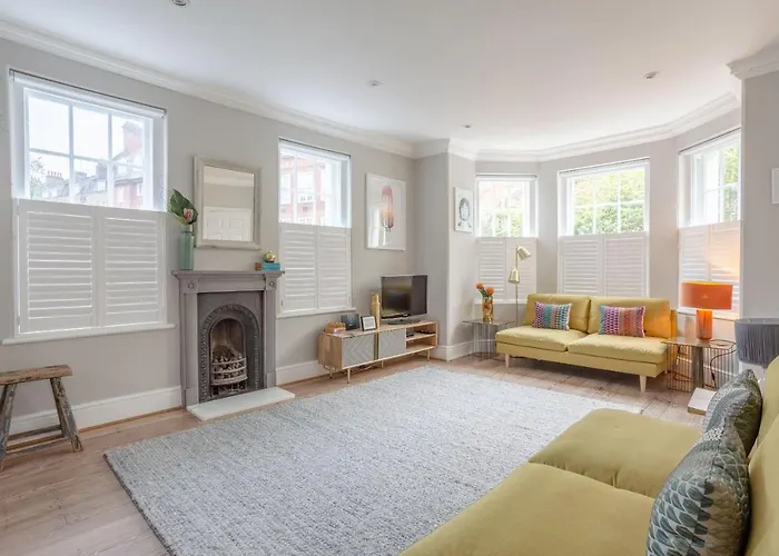 Charmingly Unique And Recently Refurbished Watchman\'S Lodge In Camden Town