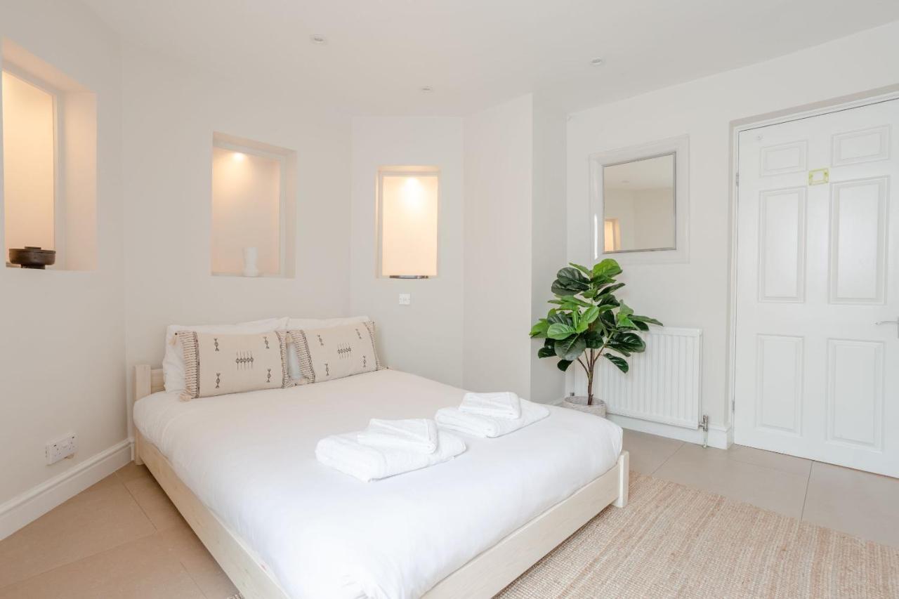 Appartamento Charmingly Unique And Recently Refurbished Watchman's In Camden Town Londra