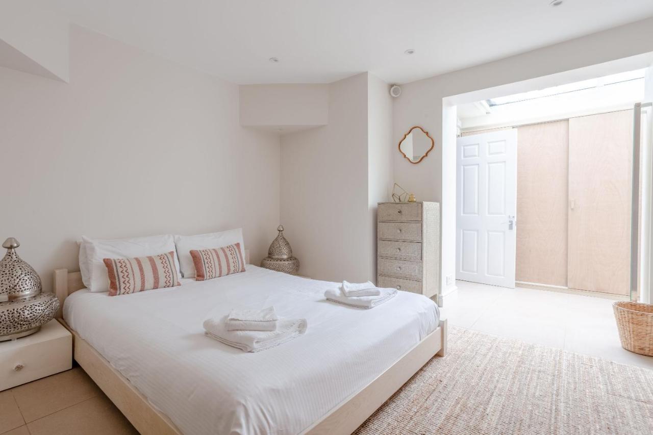 Charmingly Unique And Recently Refurbished Watchman's In Camden Town Londra